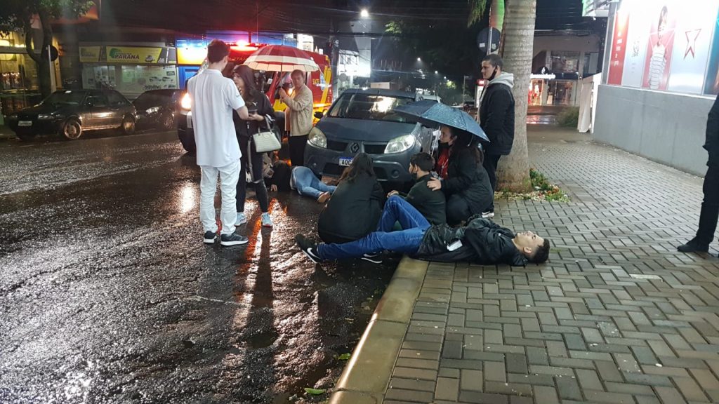 Duas pessoas são atropeladas na Rua Paraná cruzamento com a Rua Sete de Setembro, no Centro de Cascavel