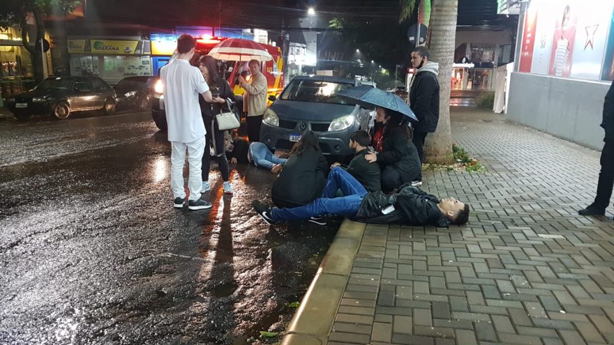 Duas pessoas são atropeladas na Rua Paraná cruzamento com a Rua Sete de Setembro, no Centro de Cascavel
