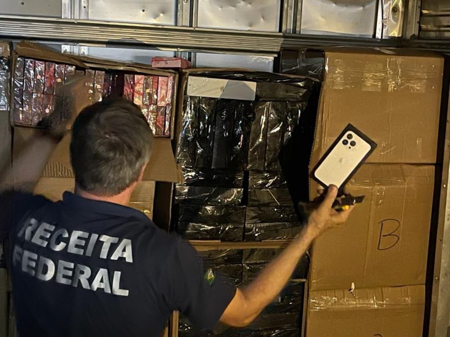 Caminhão com fundo falso é apreendido em Cascavel com mais de R$ 2 milhões em produtos da Apple