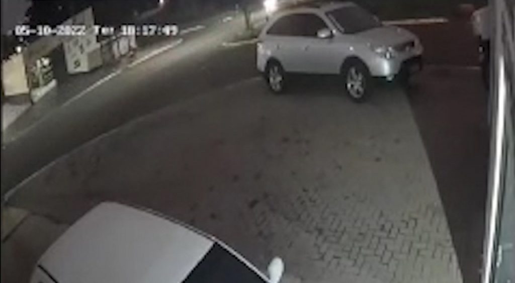 Imagem flagra acidente que deixou ciclista gravemente ferido na Rua Europa