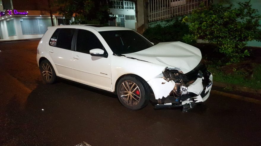Forte colisão entre Ford Ranger e Volkswagen Golf deixa frente de veículo destruída