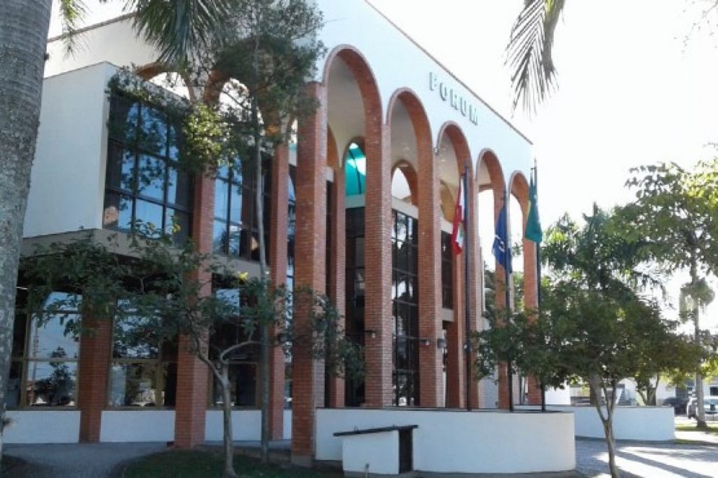 Homem que agrediu companheira continuamente durantes horas é condenado em Tubarão