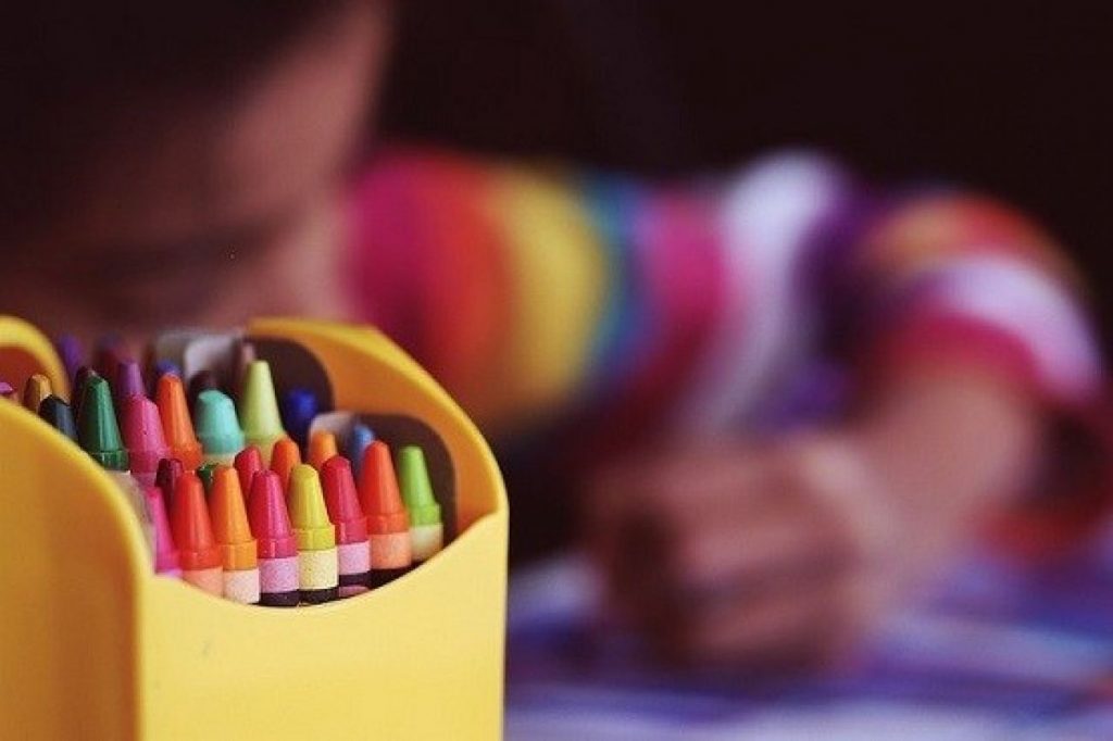 Decisão unilateral de tirar filho de escola, sem rescindir contrato, gera dívida ao pai