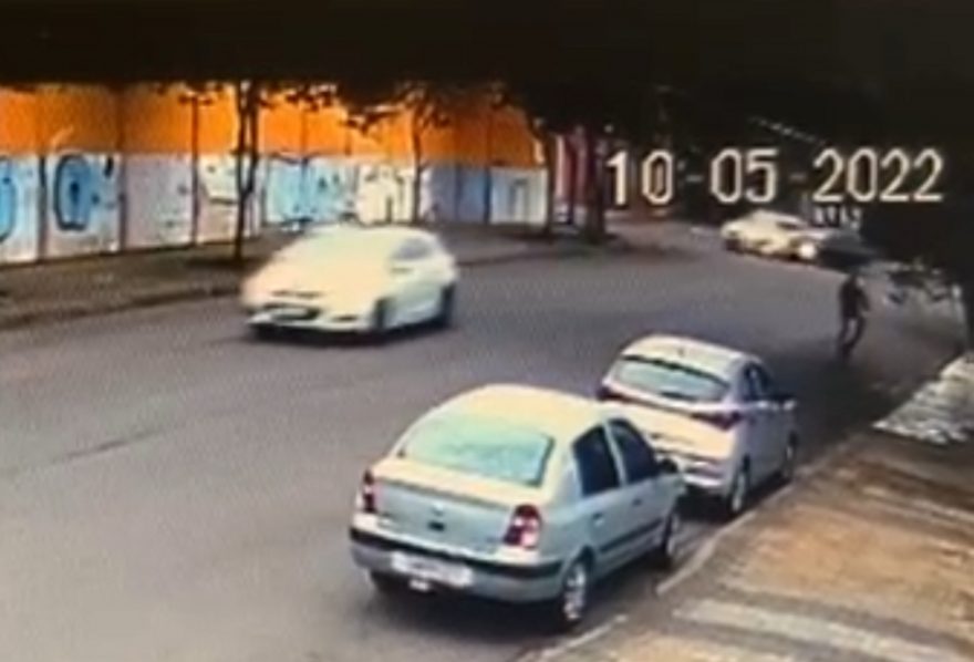 Após colisão contra Nissan Versa, Ford Ka ainda bateu contra poste; Veja o vídeo