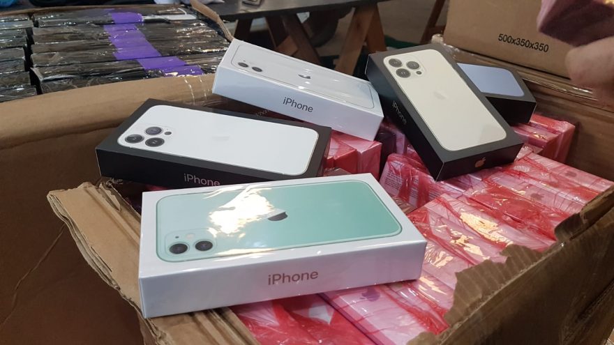 Conforme Receita Federal, carga de iPhones apreendida em Cascavel já totalizou R$ 2,8 milhões