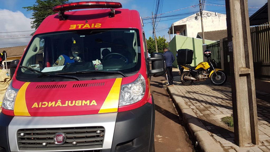 Motociclista fica ferido após colisão entre carro e moto no Santa Felicidade