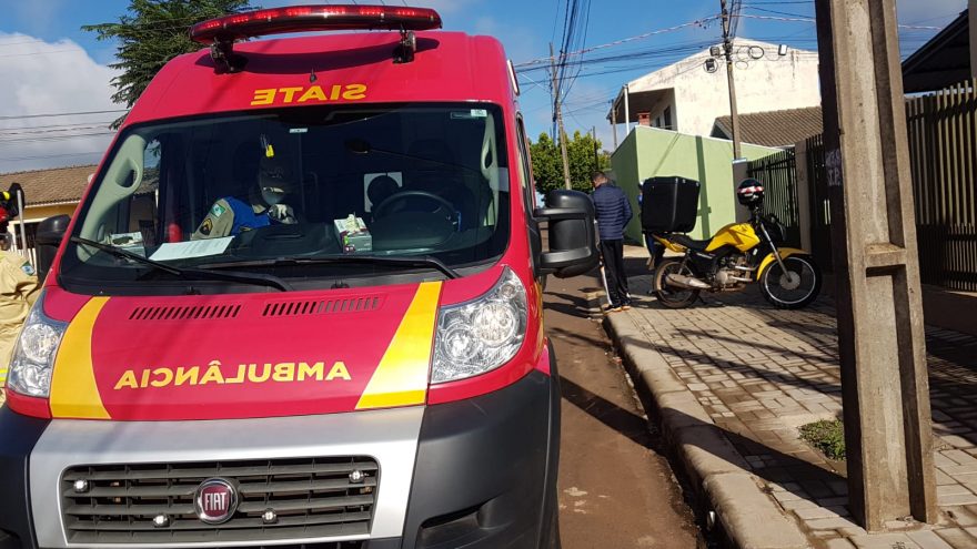 Motociclista fica ferido após colisão entre carro e moto no Santa Felicidade