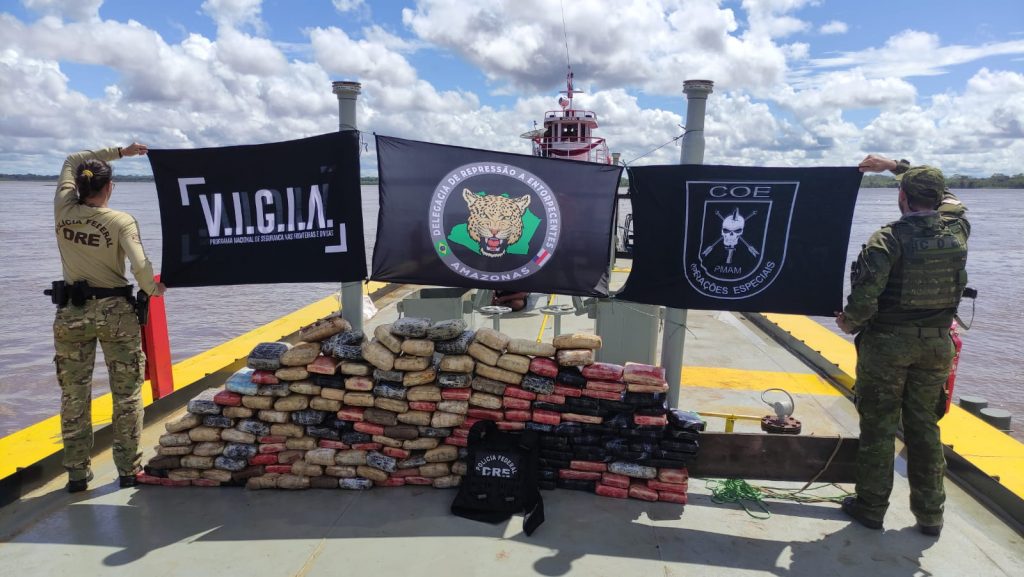 Polícia Federal e a Companhia de Operações Especiais da Polícia Militar do Amazonas apreendem balsa com drogas no Rio Japurá/AM