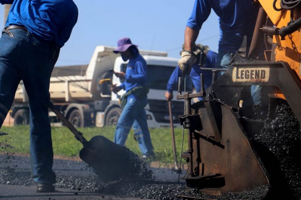 Serviços de manutenção asfáltica percorrem regiões sul, oeste e centro nesta quarta (11)