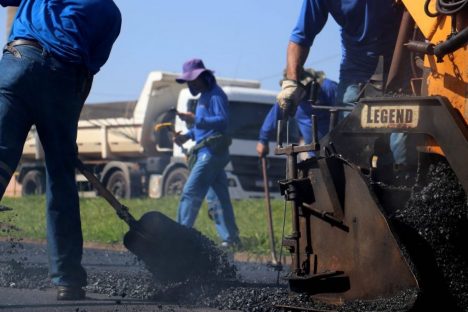 Imagem referente a Serviços de manutenção asfáltica percorrem regiões sul, oeste e centro nesta quarta (11)