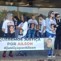 Imagem referente a Audiência de Ailson Augusto Ortiz: familiares fazem manifestação em frente ao Fórum de Cascavel