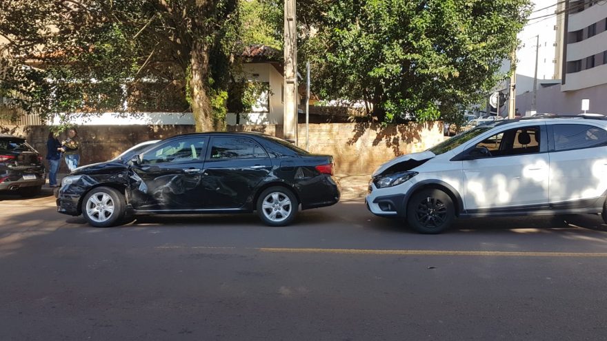 Onix e Corolla se envolvem em colisão na Região Central de Cascavel