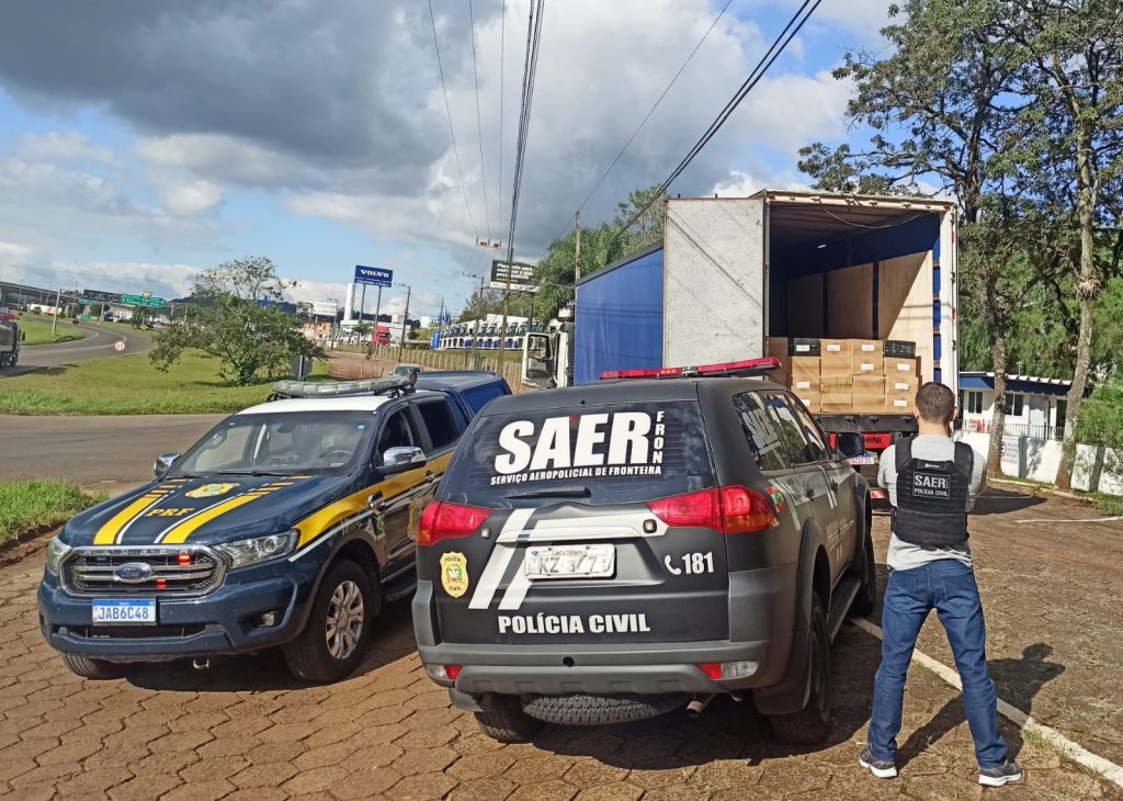 Ação conjunta resulta na apreensão de carga de cigarros contrabandeados e em prisão em Chapecó