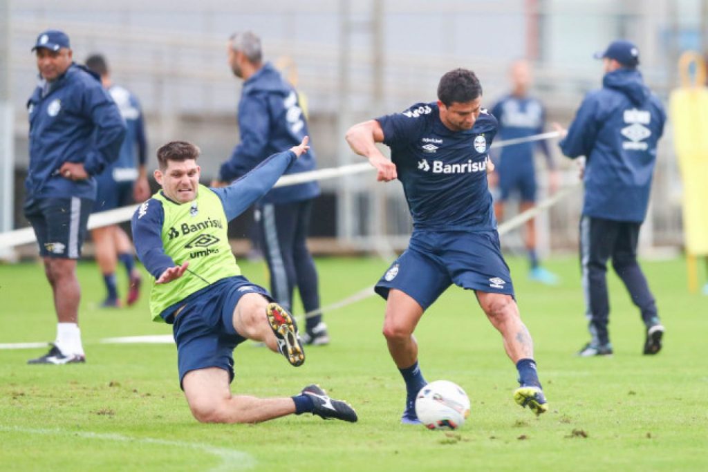 Roger Machado comanda treinamento focado em finalizações 