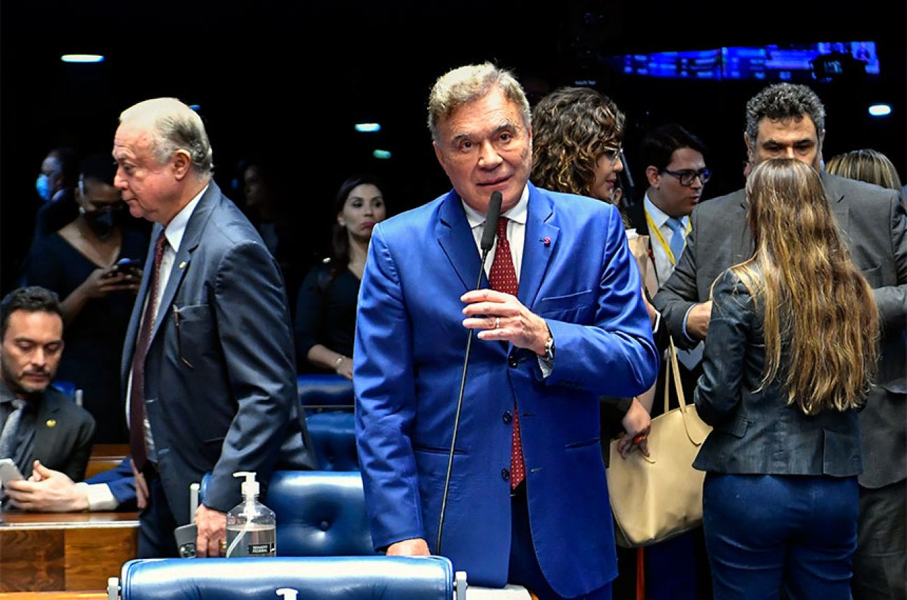 Alvaro Dias anuncia desistência de candidatura ao Senado em 2026 e prega unidade partidária Alvaro Dias anuncia desistência de candidatura ao Senado em 2026 e prega unidade partidária