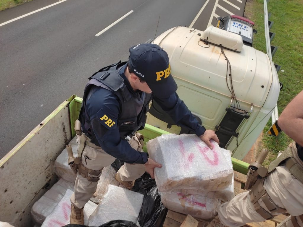 PRF apreende carregamento de maconha na BR 153, em São José do Rio Preto