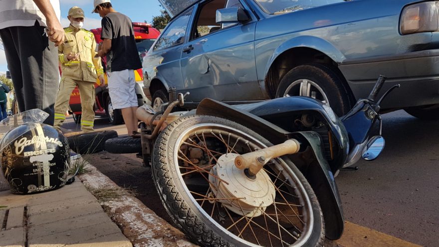 Motociclista fica ferido em colisão com carro na Rua Barão do Cerro Azul