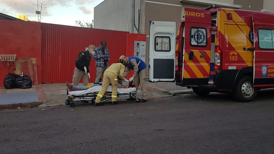 Durante pintura de imóvel, homem cai de quase três metros de altura e tem suspeita de fratura em punhos