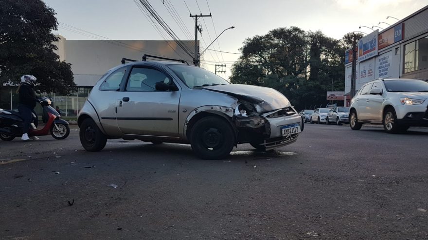 Homem fica ferido após colisão entre Ford Ka e HB20 no Centro de Cascavel