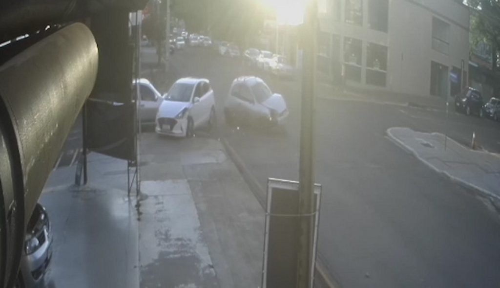 Imagem flagra batida de trânsito no Centro de Cascavel
