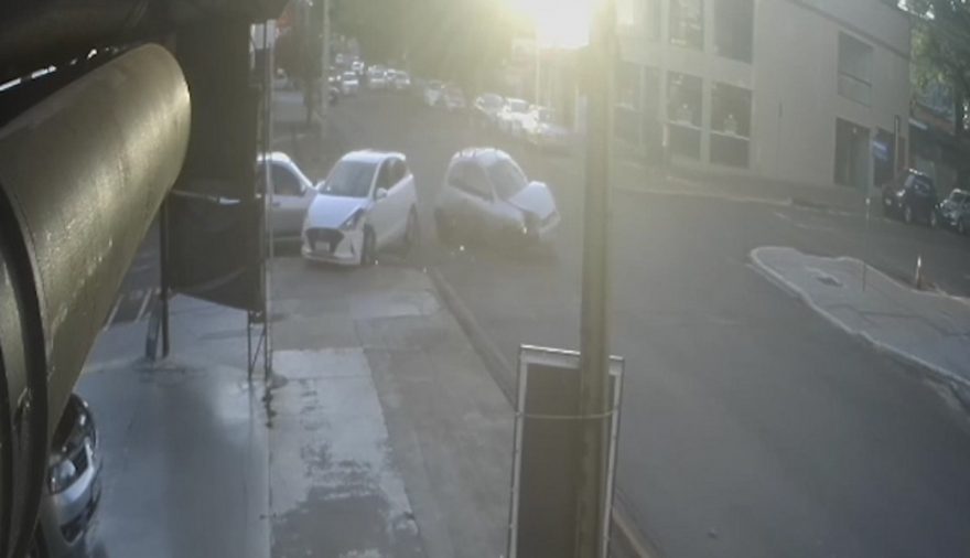 Imagem flagra batida de trânsito no Centro de Cascavel