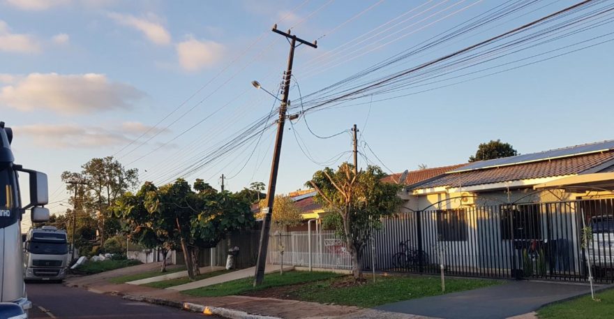 Poste com risco de cair sobre residências preocupa moradores do Jardim Alvorada