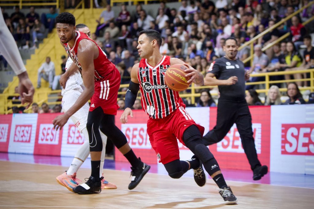 Em jogo equilibrado do início ao fim, Basquete Tricolor sofre derrota para o Franca