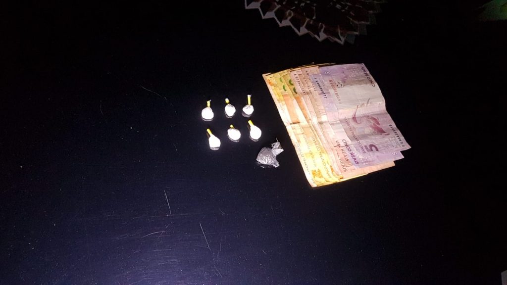 Rapaz de 27 anos é preso com buchas de cocaína no Bairro Periolo