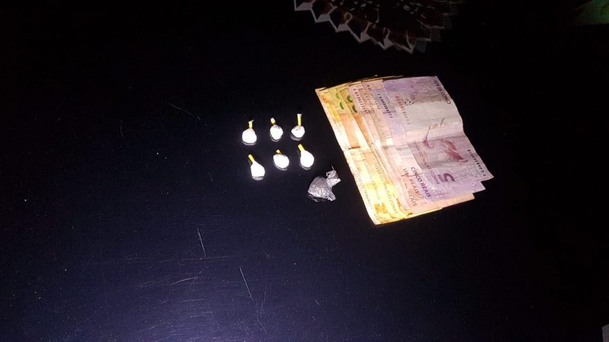 Rapaz de 27 anos é preso com buchas de cocaína no Bairro Periolo