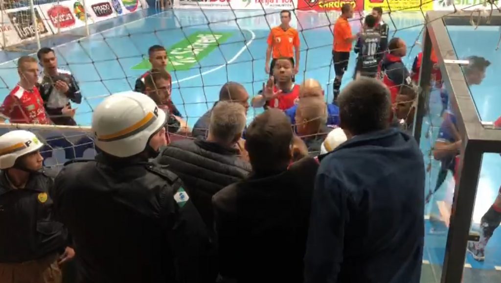 Jogador alega ter sido chamado de macaco em partida de futsal entre os times de Cascavel e Dois Vizinhos