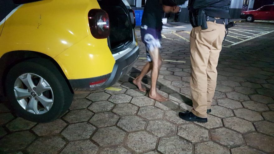 Detido após agredir a esposa, homem urina em camburão e danifica viatura da PM