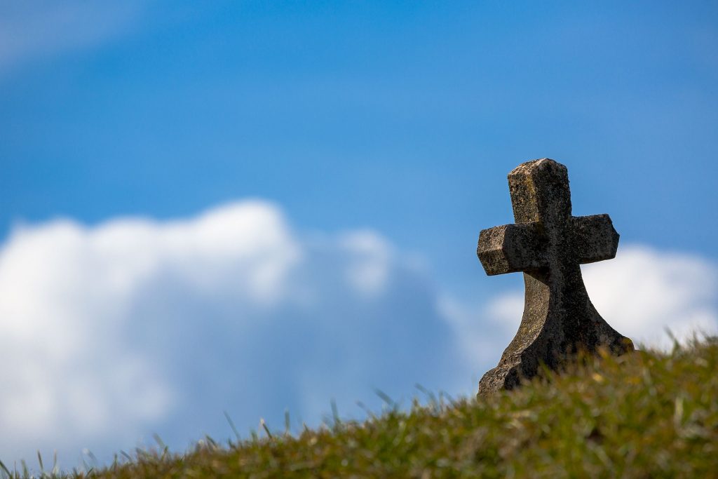 Homem morre de infarto enquanto enterrava mulher que ele mesmo estrangulou