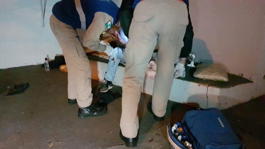 Homem de 33 anos tropeça em bueiro, cai e sofre fratura aberta no pulso