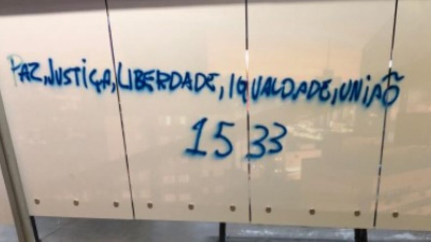 Mensagem em relação à uma facção criminosa é pichada em ponto de ônibus no Centro