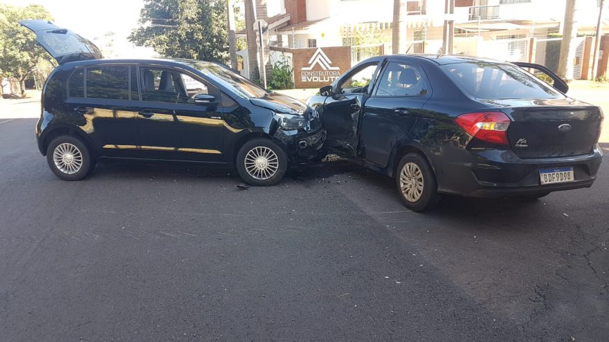 Veículos se envolvem em colisão na Rua Maranhão com a Rua Manoel Ribas
