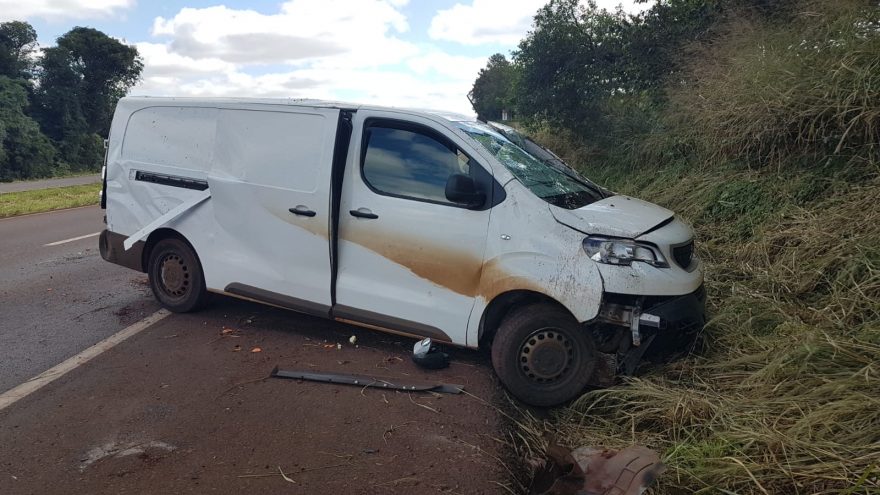 Carregada com alimentos, Van capota na rodovia BR-467 e motorista fica ferido