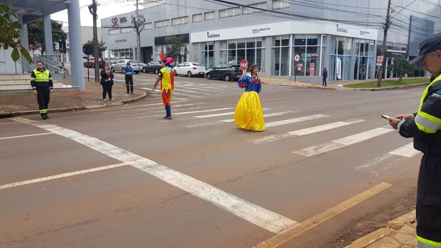 Ação educativa da Transitar reforça importância de respeitar a faixa de pedestres