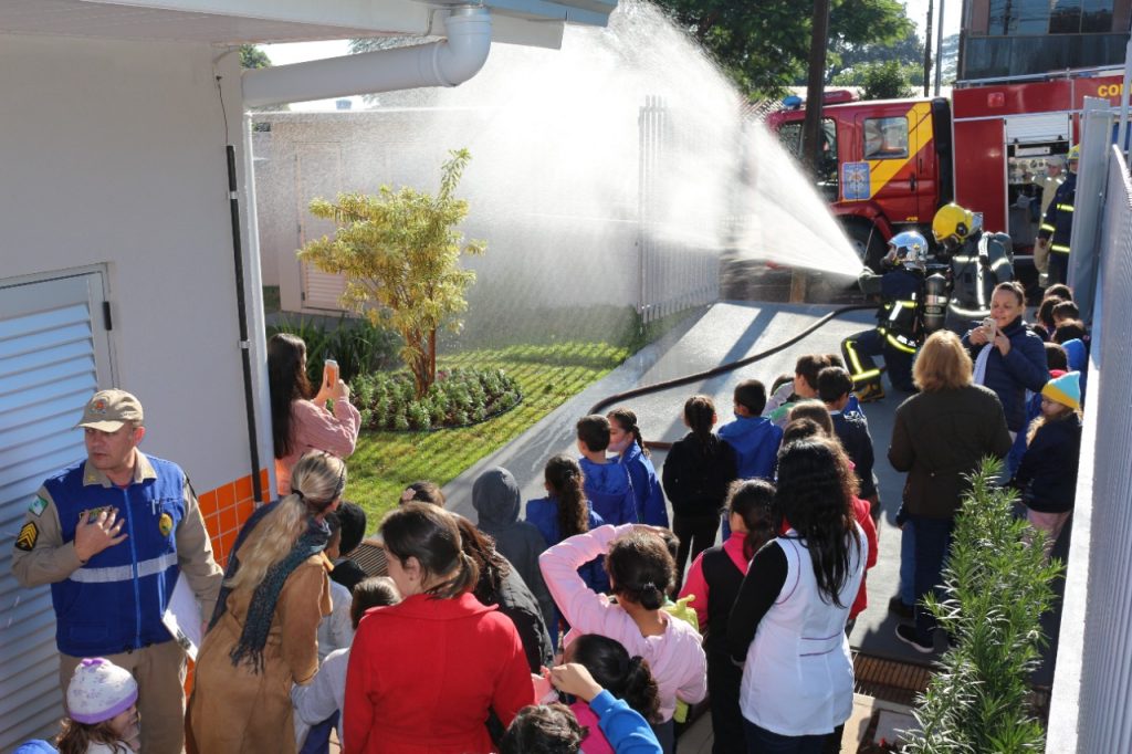 Escolas JK e Adolival Pian realizaram simulado de incêndio na manhã de hoje