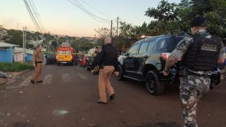 Suspeito de assalto morre baleado no Tarumã após troca de tiros com a PM; um homem foi detido