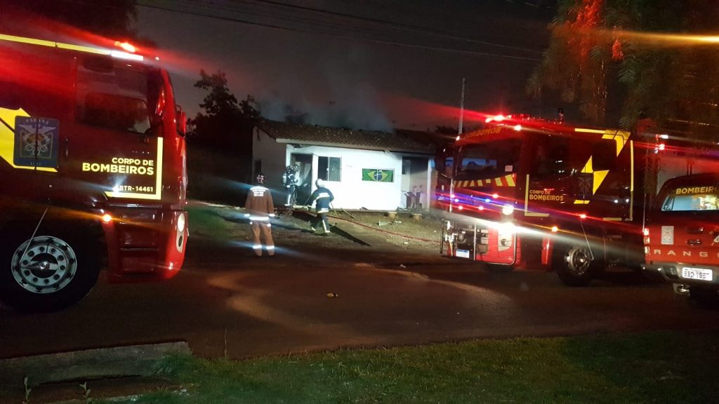 Casa é tomada por incêndio no Bairro Presidente, em Cascavel