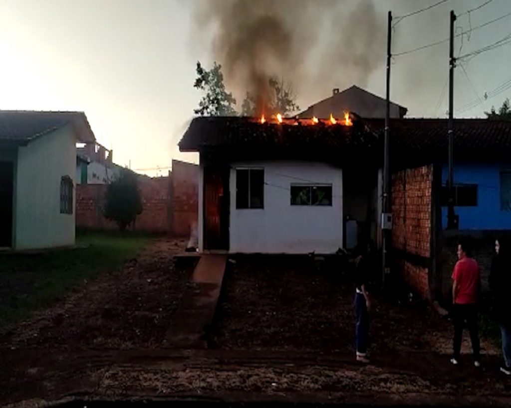 Vídeo mostra casa em chamas no Bairro Presidente, em Cascavel