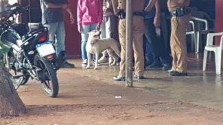 Fugindo da PM, criminoso se esconde em residência e faz mulher refém no Bairro Claudete
