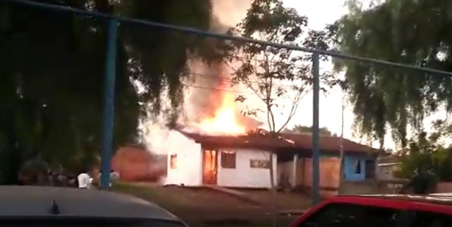 Vídeo: Novas imagens mostram casa sendo destruída pelo fogo em Cascavel