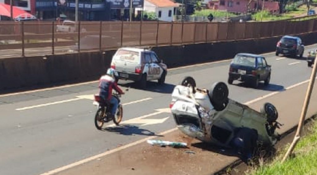 Medianeira: Uma pessoa fica ferida após veículo colidir e capotar na BR-277