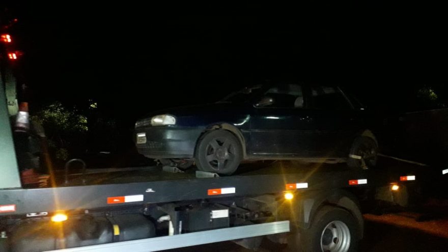 Veículo Volkswagen Gol utilizado em confronto com a polícia é levado até a delegacia
