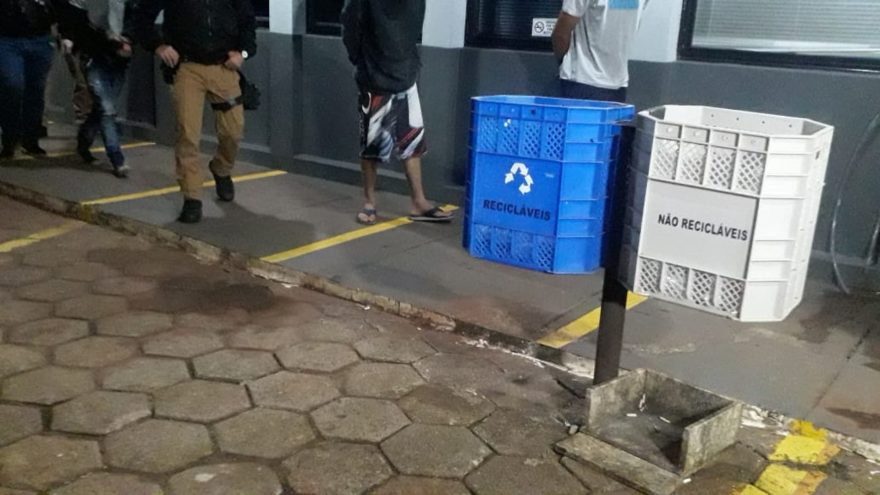 Indivíduos envolvidos em roubo de caminhonete são levados até a delegacia