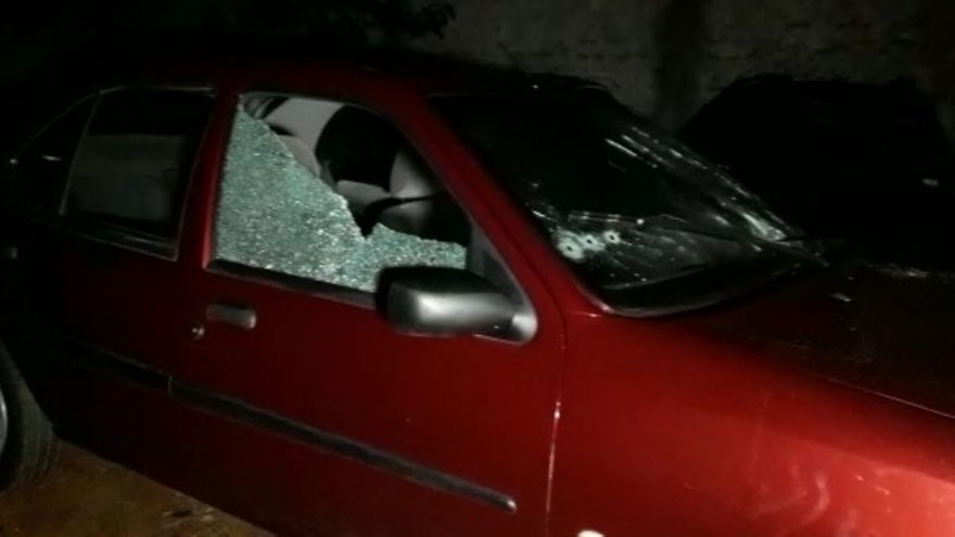 Carro em que estava homem que morreu em confronto com a PM é levado para a delegacia