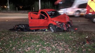 Homem morre ao colidir veículo contra árvore na Av. Tancredo Neves
