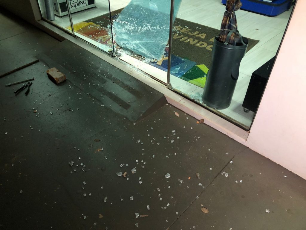 Após tentativa de arrombamento ontem (12), indivíduos quebram porta de loja no Centro