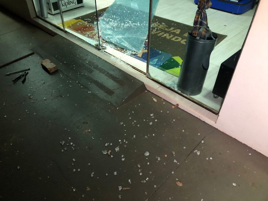 Após tentativa de arrombamento ontem (12), indivíduos quebram porta de loja no Centro